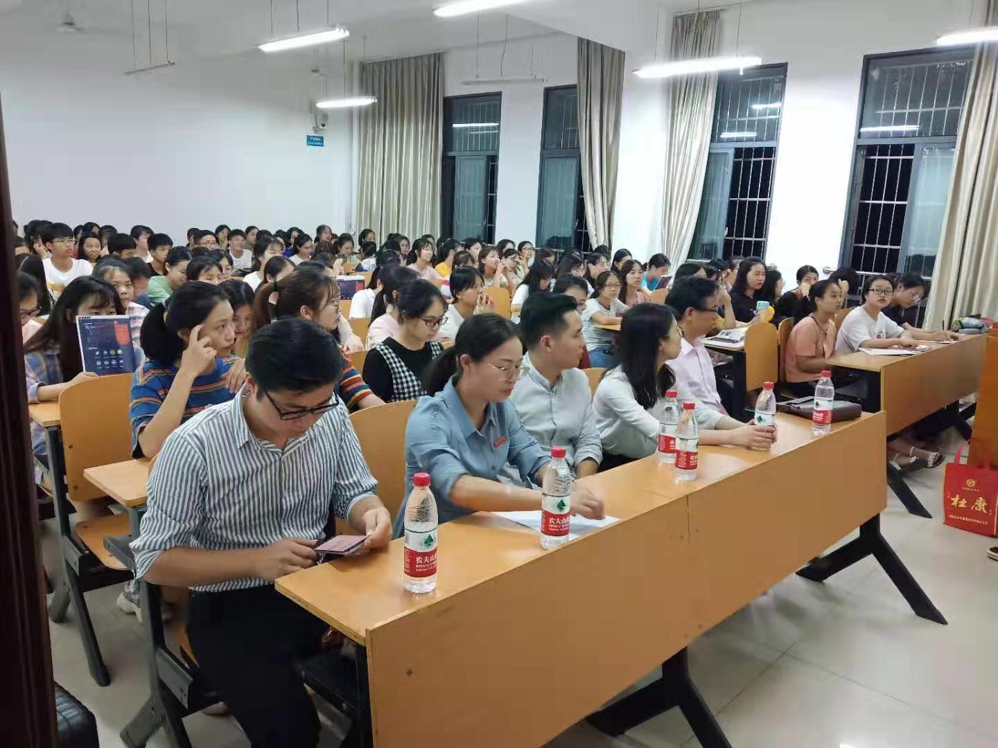 9月29日，泽稷教育在衡阳师范学院为同学们举办了ACCA讲座。