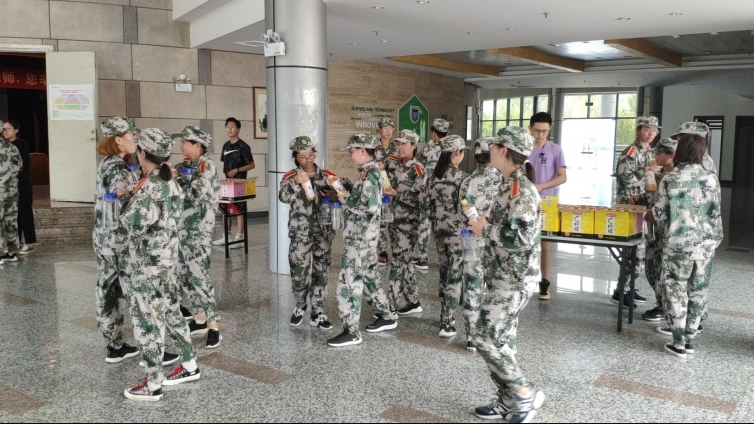 澤稷教育·南京審計(jì)大學(xué)金審學(xué)院管理學(xué)院軍訓(xùn)愛心送水活動順利舉行