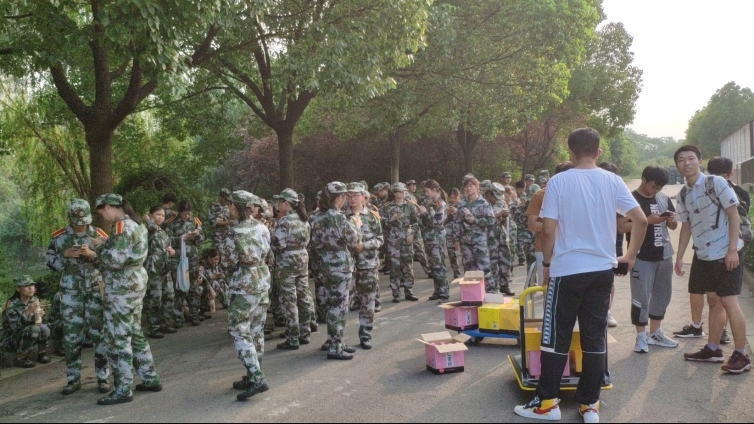 澤稷教育·南京財(cái)經(jīng)大學(xué)營銷與管理學(xué)院軍訓(xùn)愛心送水活動順利舉行