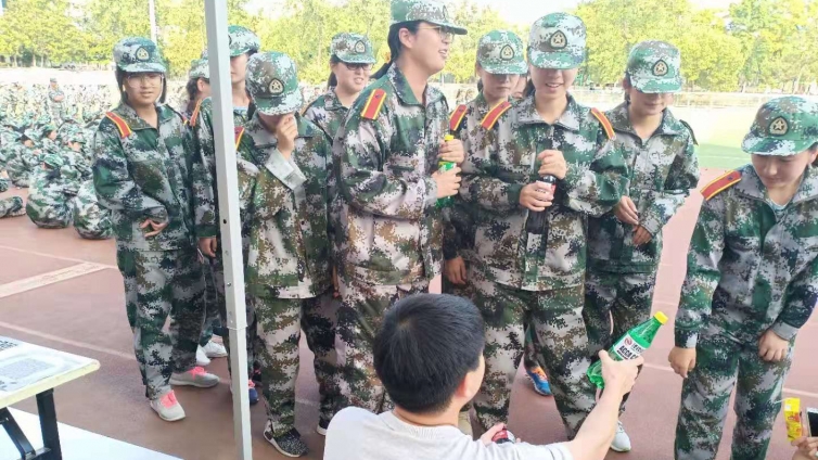 泽稷教育·南京农业大学军训爱心送水活动顺利举行