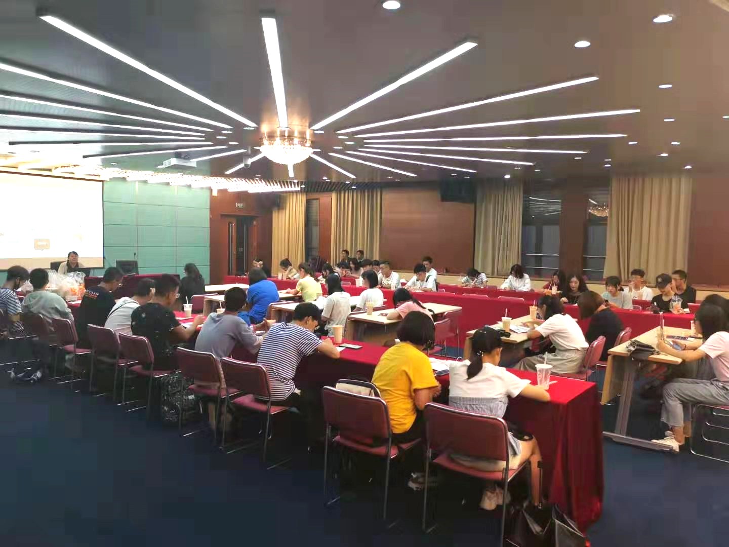 泽稷教育·上海理工大学金融职业规划讲座成功举办