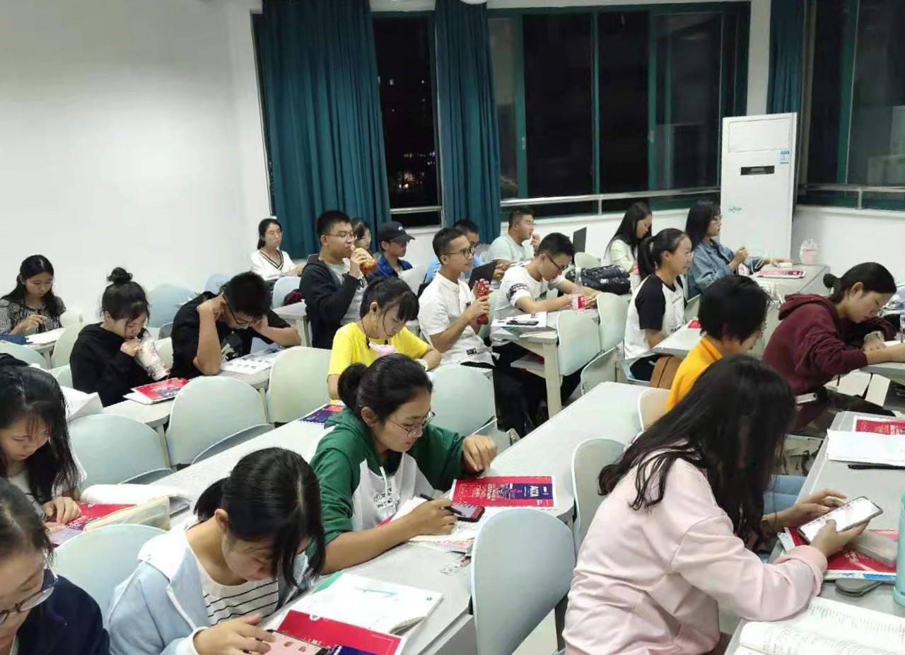 泽稷教育·湖南大学国贸专业金融职业规划讲座成功举办
