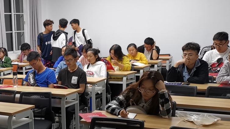 泽稷教育·上海立信会计金融学院金融职业规划讲座成功举办