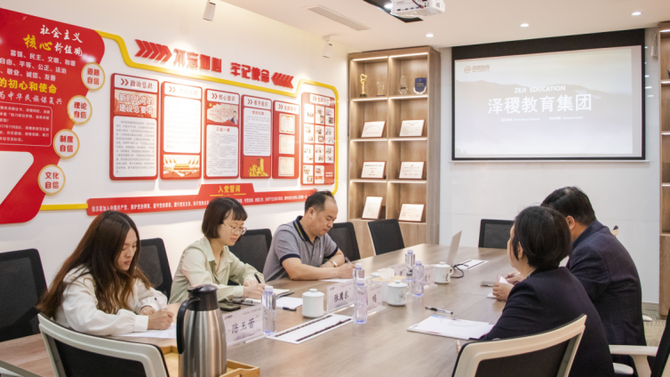 热烈欢迎上海市杨浦区教育局领导一行莅临泽稷教育指导工作
